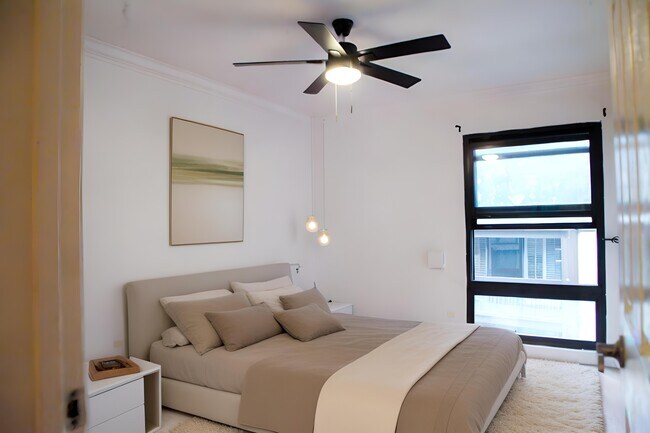 Habitación de invitados con puesta en escena virtual - 7777 W 91st St