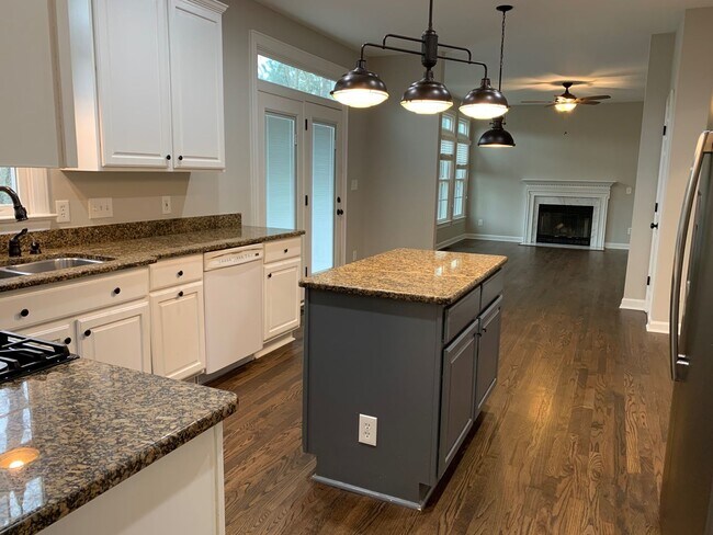 Building Photo - 5 Bed | 3.5 Bath House with Finished Basem...