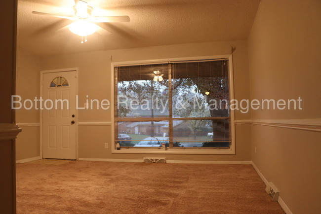 Building Photo - Cozy Two Bedroom Now Available!