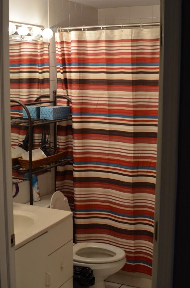 Bathroom - 1827 N Marshfield Ave