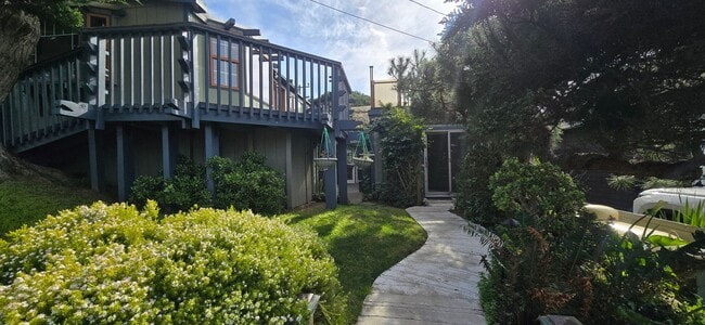 Foto del edificio - Charming Bodega Bay Cottage with Garden Courtyard