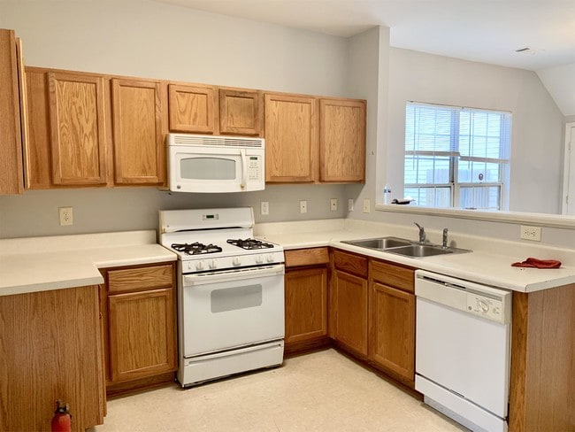 Building Photo - 893 Redwood Dr NW