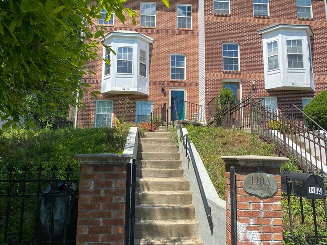 Casa y patio delantero - 140A Wilmington Pl Se