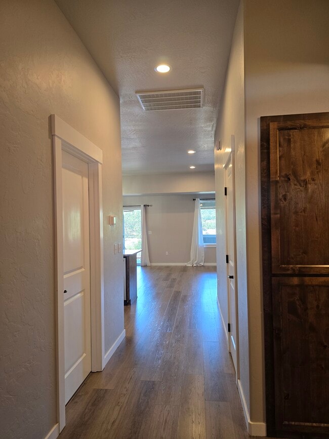 Entry Hallway - 983 Stonewater Dr