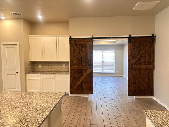 Foto del edificio - Modern Comfort Meets Thoughtful Design in Upland Crossing
