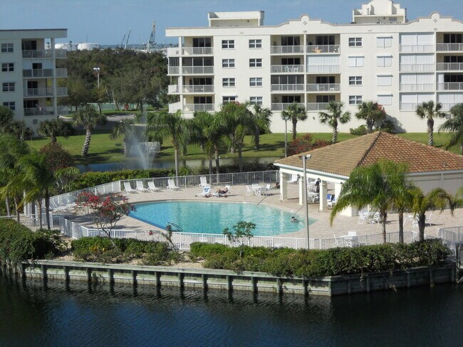 Foto del edificio - BEAUTIFULLY FURNISHED, 3 BEDROOM 2 BATH,  VACATION CONDO!