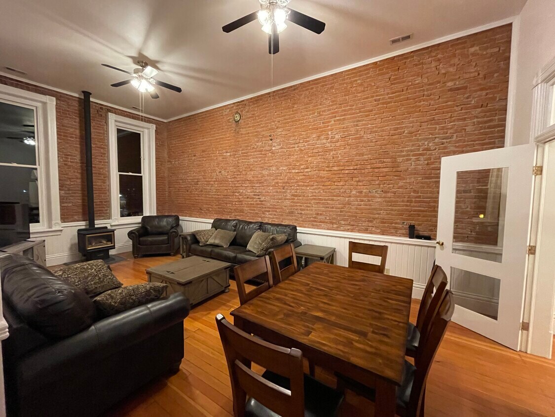 Foto principal - 327 W 1st Ave
