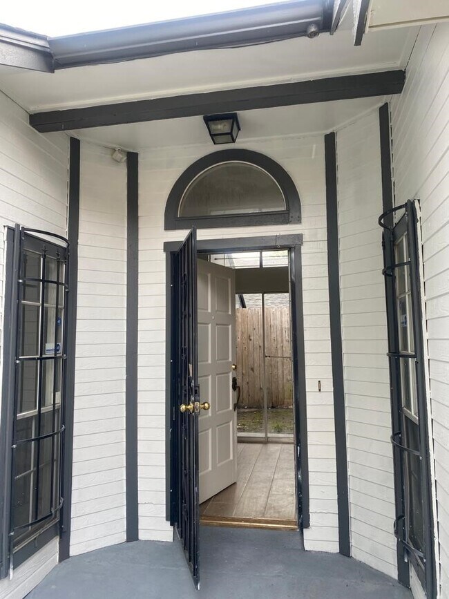Foto del edificio - 9339 Stonecreek Ln