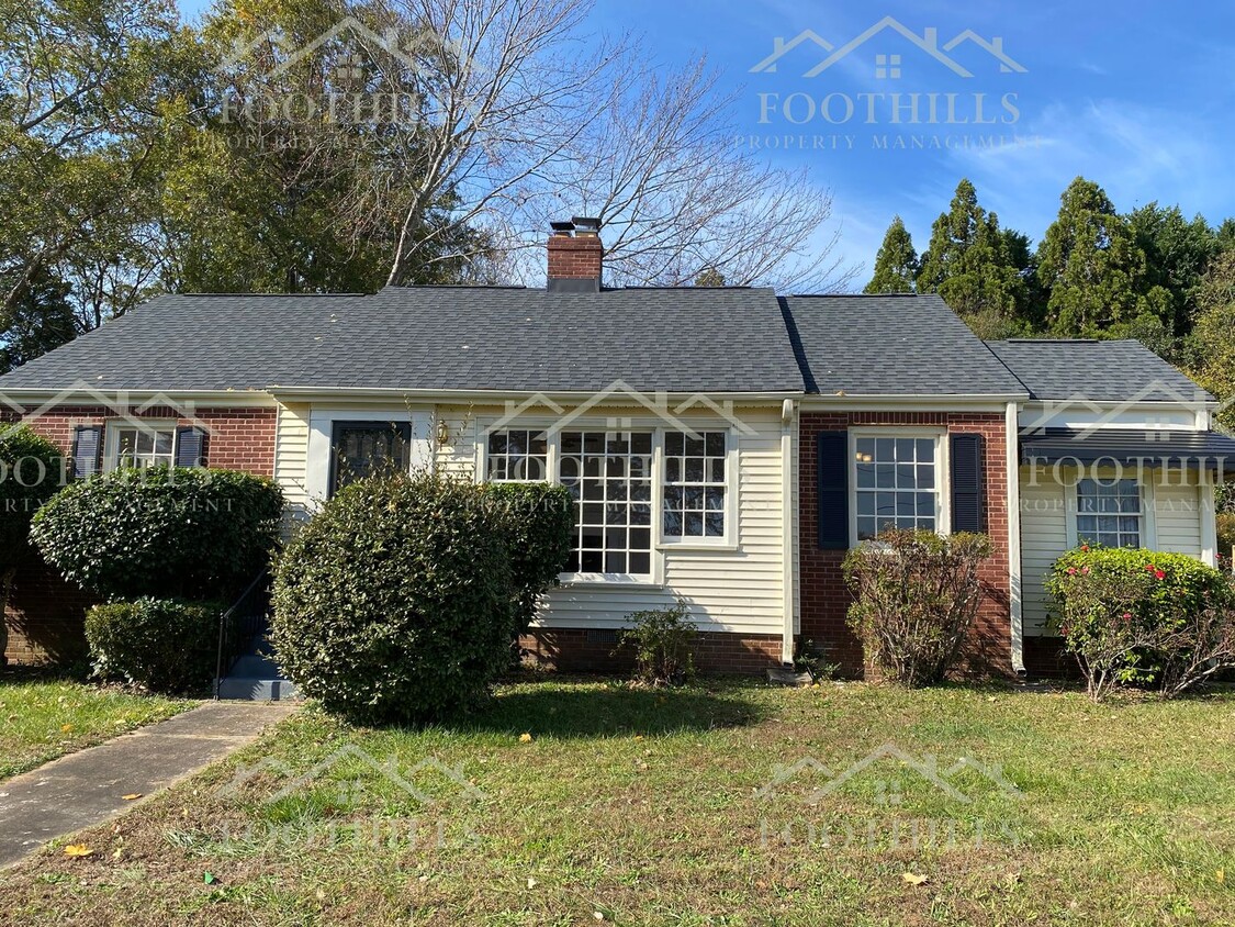 Primary Photo - 3-Bedroom Home with Screened Porch and Lar...