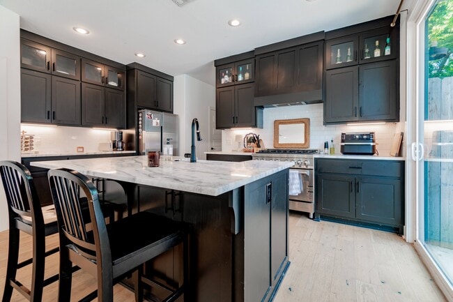 Building Photo - Holly Luxury Living