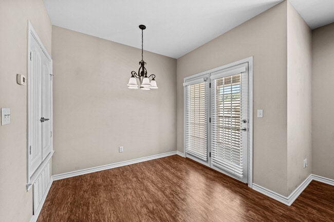 Building Photo - Stonegate