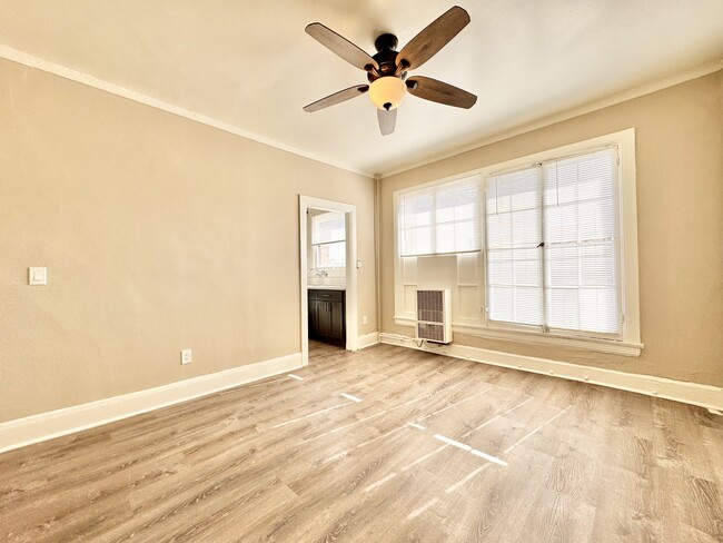 Building Photo - 1802 N La Brea Ave