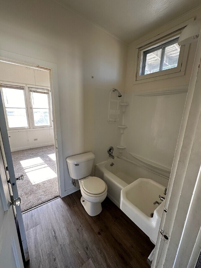Building Photo - 2 Bedroom, 1 Bathroom Apartment Downtown E...