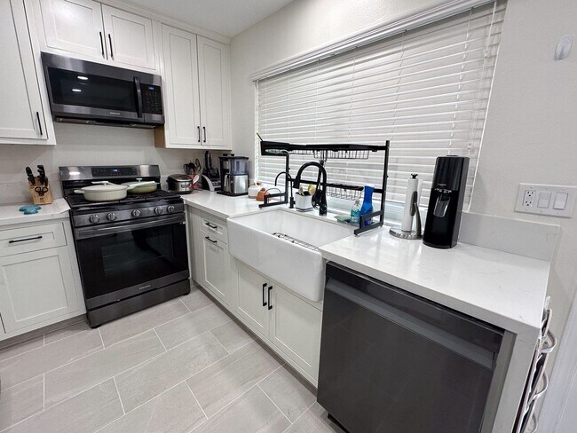 Building Photo - Remodeled 2 Bedroom 1.5 Bath Attached Town...