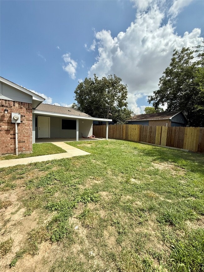 Building Photo - 14650 Lourdes Dr