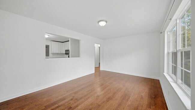 Building Photo - Adorable Home with PLENTY of space!