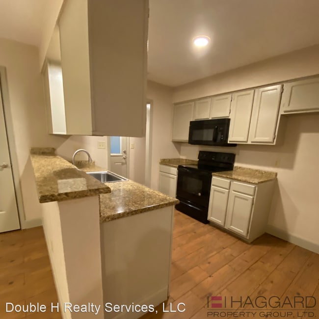 Building Photo - 3 br, 2.5 bath House - 10151 Camelot