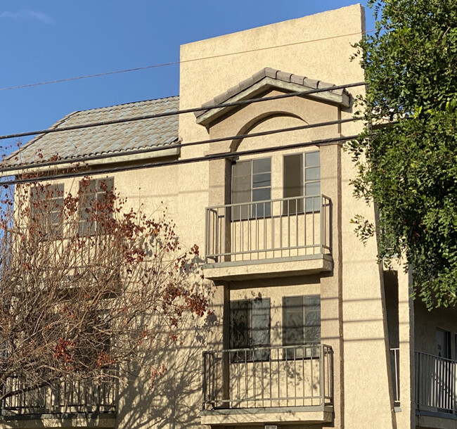 Building Photo - 700 S Lake St