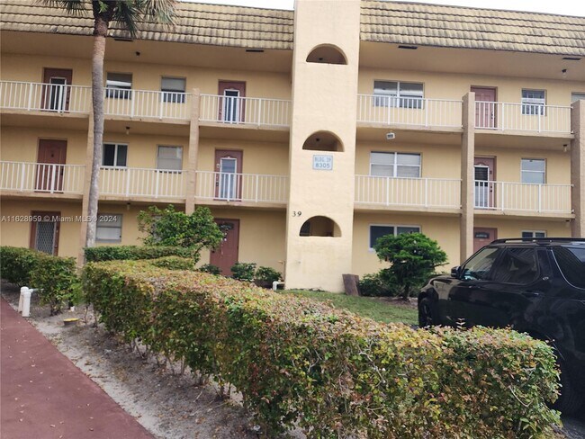 Foto del edificio - 8305 Sunrise Lakes Blvd