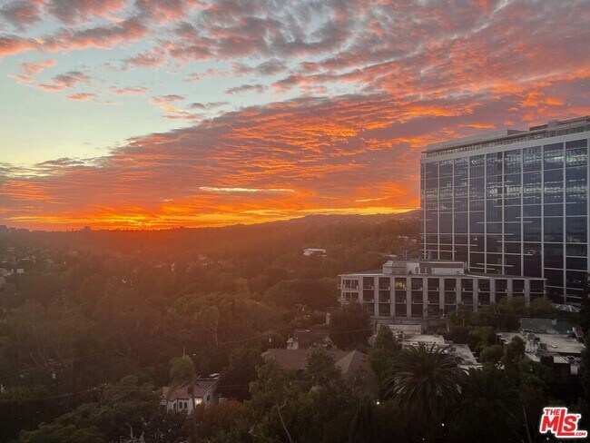 Foto del edificio - 999 N Doheny Dr