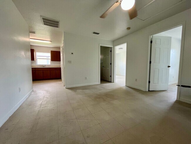 Foto del edificio - 2 bed/ 1 bath