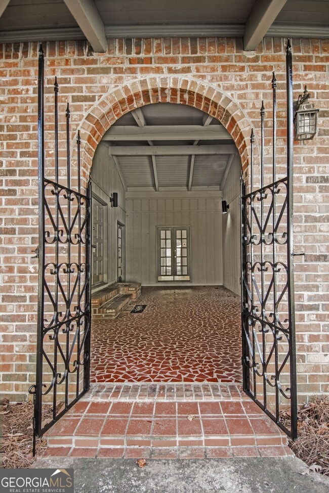 Building Photo - 305 Pinemount Dr