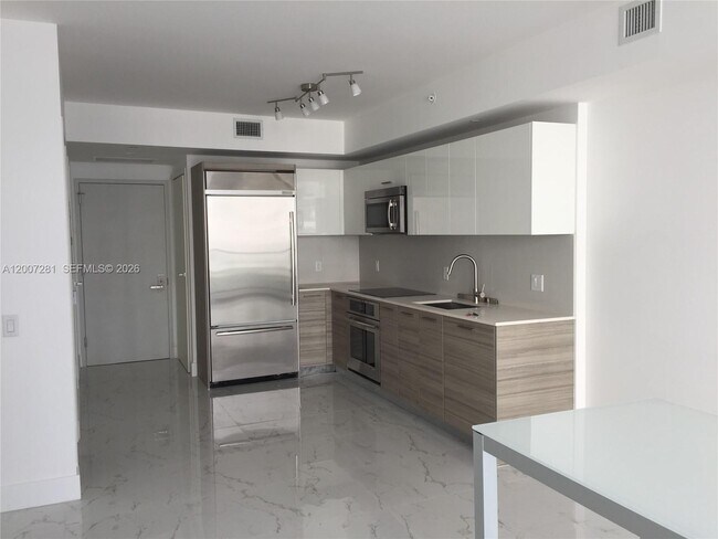 Building Photo - 1300 Brickell Bay Dr