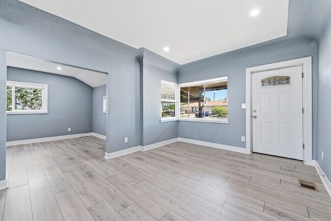 Foto del edificio - $2,820.95 with $300 off the first month's rent, 4 Beds - 2 Bath, Single Family Home in Denver wit...