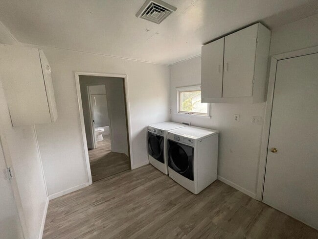 Foto del edificio - 272 River Rd