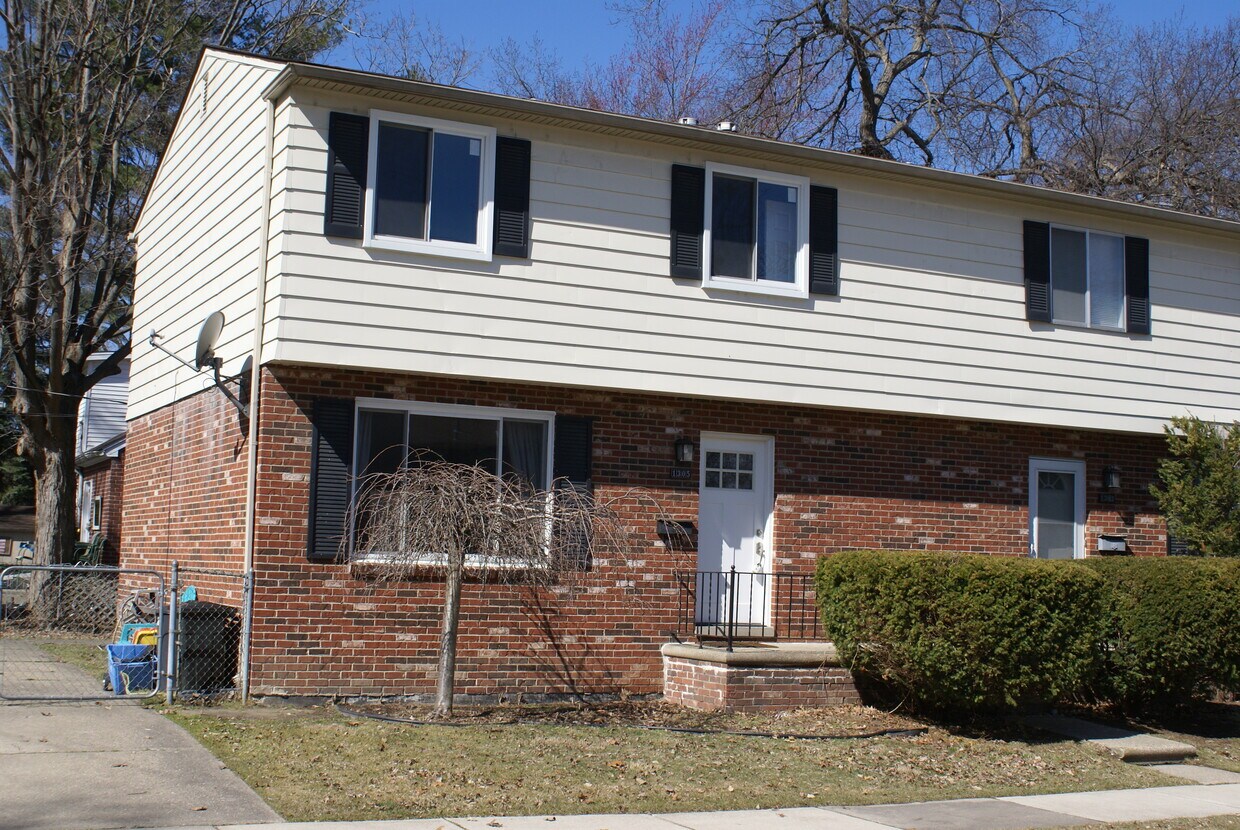 Front, side driveway for parking - 1305 Catalpa Dr