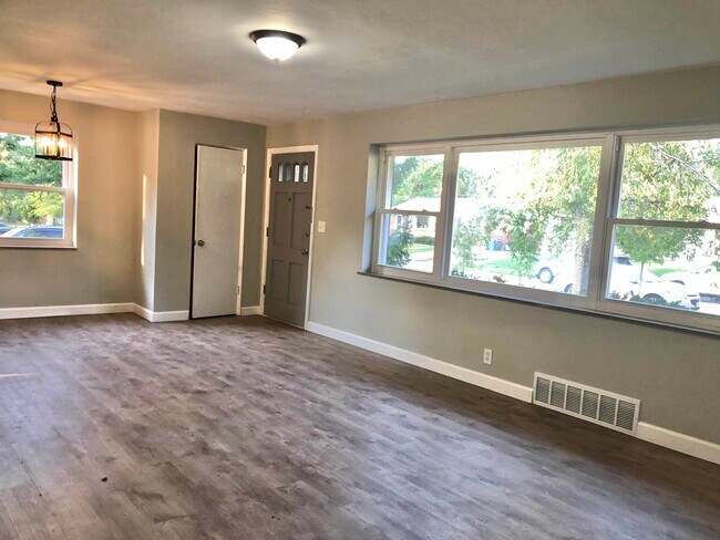 Building Photo - 1201 Buck Ave