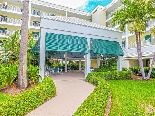 Foto del edificio - 529 NE Plantation Rd