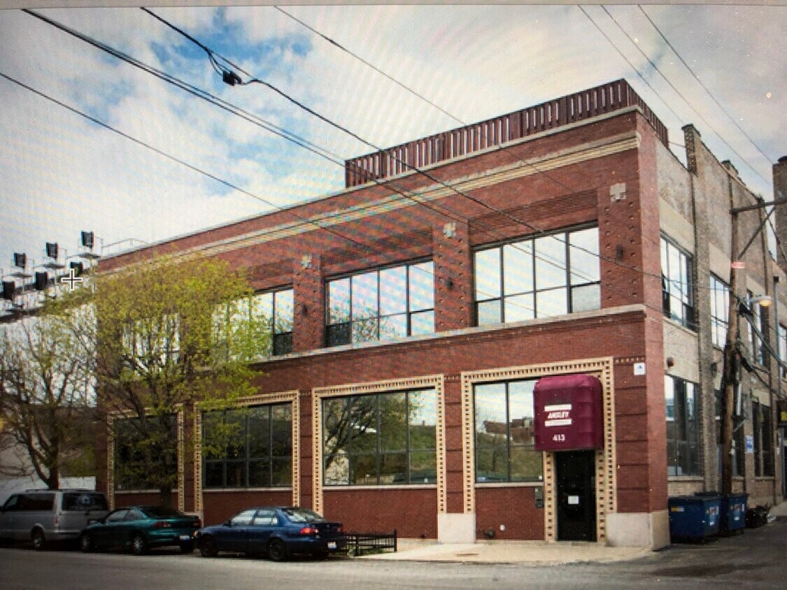 Primary Photo - 413 N Carpenter St