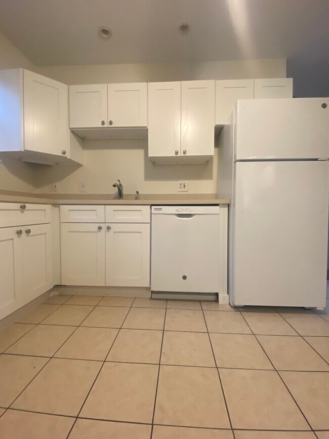 Building Photo - 18 Salina Rd