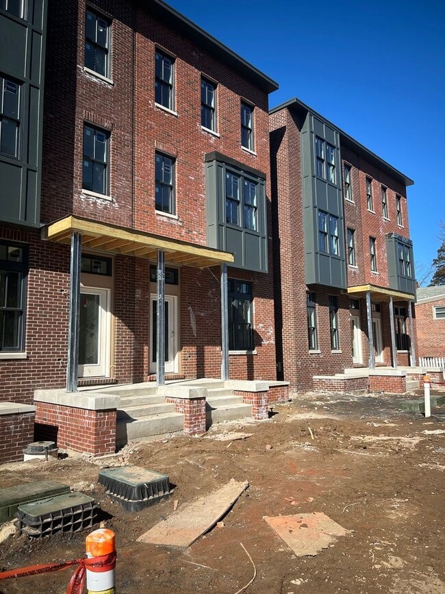 Building Photo - Townhome for Rent in Newtown's Exclusive L...