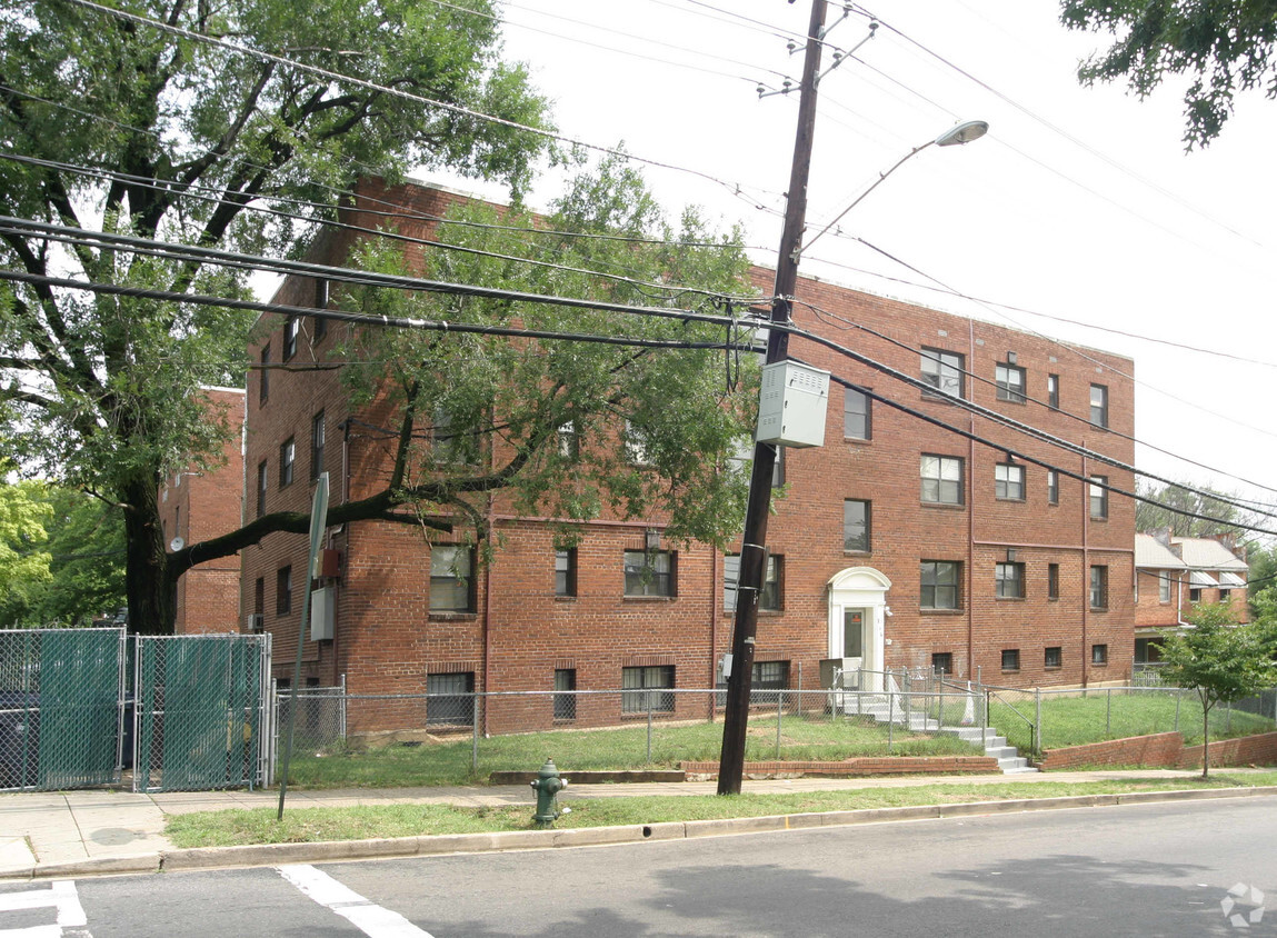 Building Photo - 400 Chesapeake St SE
