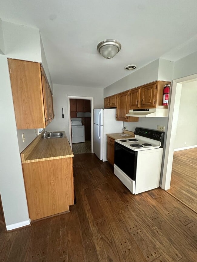 Building Photo - Cozy Home