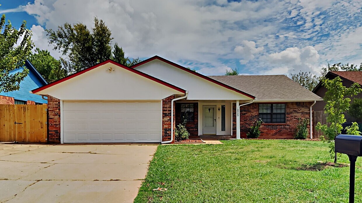 Foto principal - Beautiful 3 Bedroom 2 Bath Home with Storm...