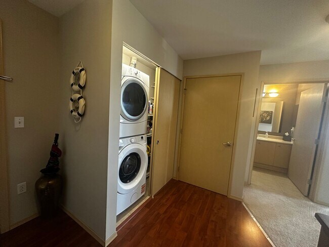 Building Photo - Fully Furnished Downtown Everett Condo wit...