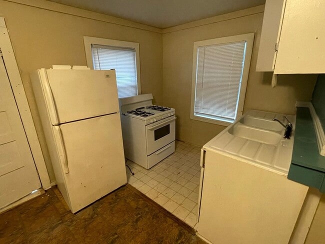 Building Photo - 1 bedroom near ACU
