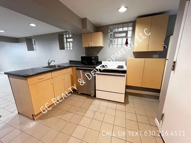Building Photo - 2227 N Clybourn Ave