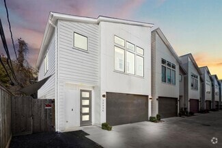 Building Photo - 3208 N MacGregor Way