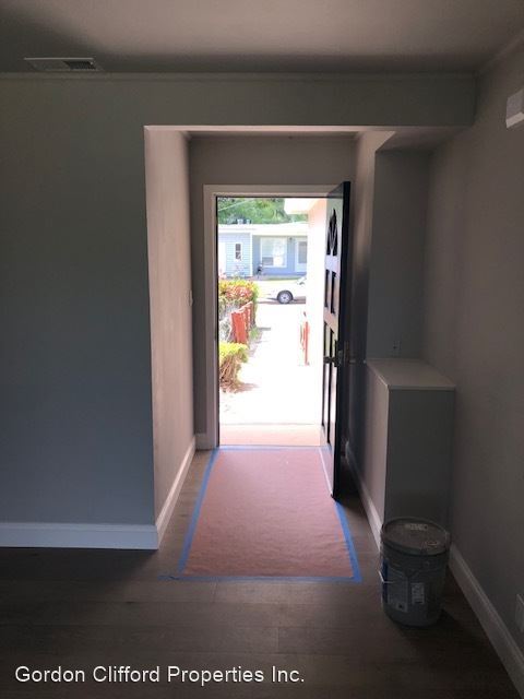 Building Photo - 3 br, 1 bath House - 638 LARCHMONT DR