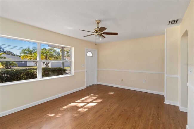 Building Photo - 14863 Sunset Dr