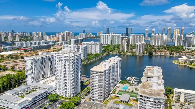 Foto del edificio - 18021 Biscayne Blvd