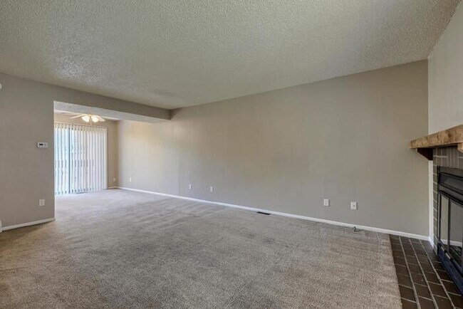 Building Photo - "Charming 2-Bed Condo with 2.5 Baths on Mt...