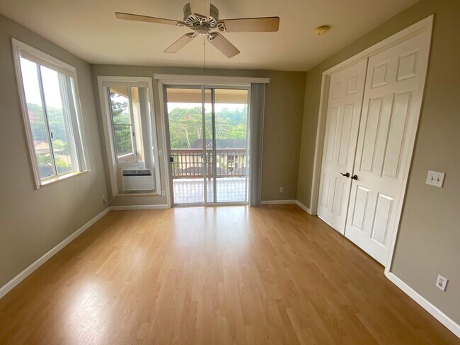Sala de estar con vistas y puertas dobles que dan al dormitorio principal. - 95-976 Wikao St