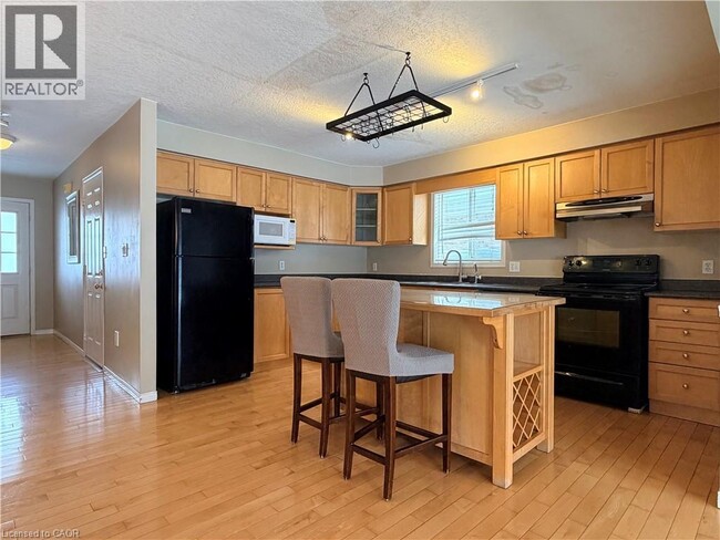 Building Photo - 543 Brookmill Crescent