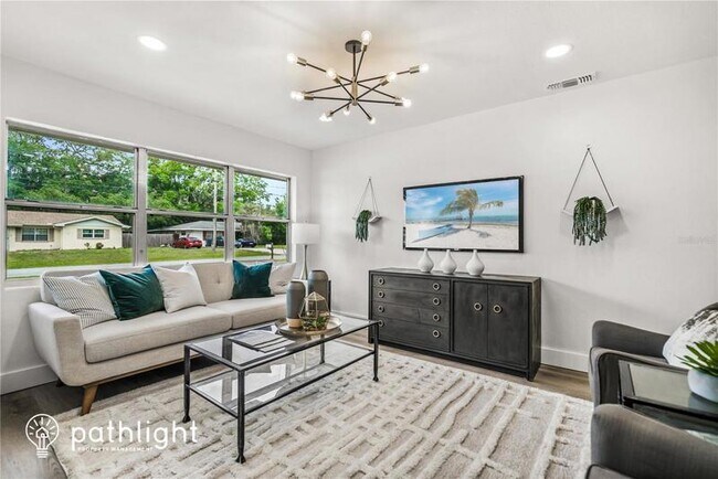 Foto del edificio - 5817 Lakebreeze Ave