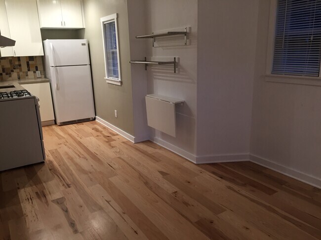 kitchen/eating area - 921 Western Dr